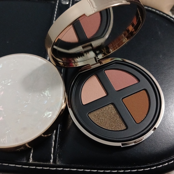 NEW Lise watier 4 COLOR EYESHADOW PALETTE 50 YEARS OF BEAUTY WARM CELEBRATION - Picture 2 of 4